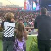 Luciano Huck assiste show de Anitta com os filhos