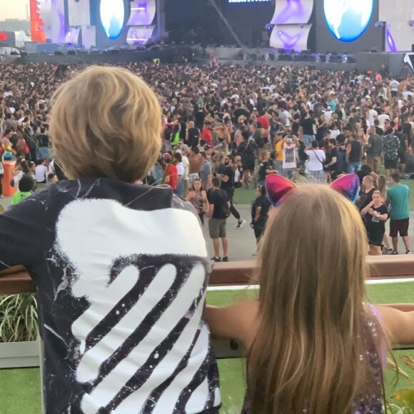 Angélica registra Eva e Benício assistindo show de Anitta