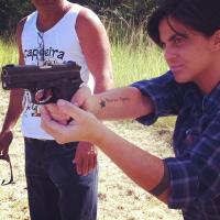 Thammy Miranda, a Jô de 'Salve Jorge', posa treinando tiro para cenas da novela
