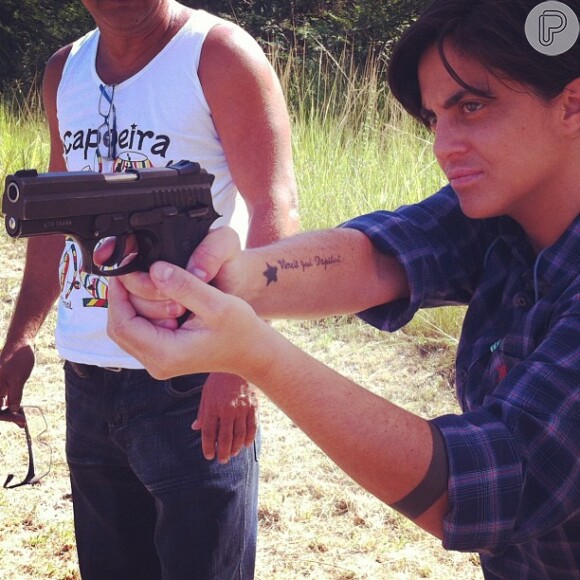 Thammy posa fazendo aulas de tiro para a personagem, Jô, de 'Salve Jorge', em fevereiro de 2013