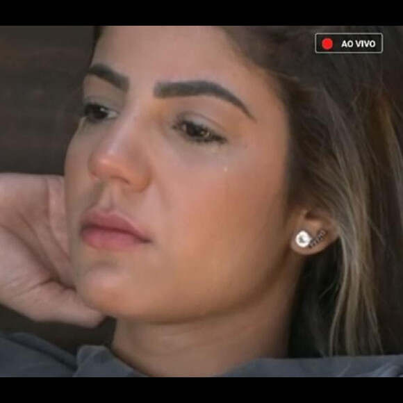 Em 'A Fazenda', Hariany Almeida chora após beijos em Lucas Viana