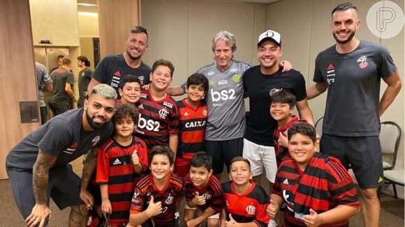 Wesley Safadão levou o filho Yhudy e sobrinhos para conhecer jogadores do Flamengo nesta terça-feira, 15 de outubro de 2019