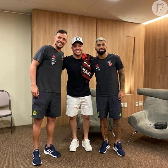 Wesley Safadão posou com Diego Alves e Gabigol, do time do Flamengo
