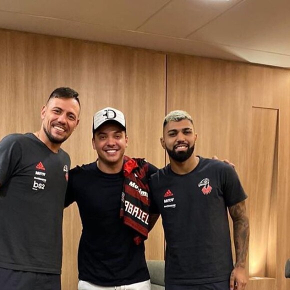 Wesley Safadão posou com Diego Alves e Gabigol, do time do Flamengo