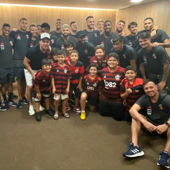 Wesley Safadão tietou elenco do Flamengo com filho e sobrinhos