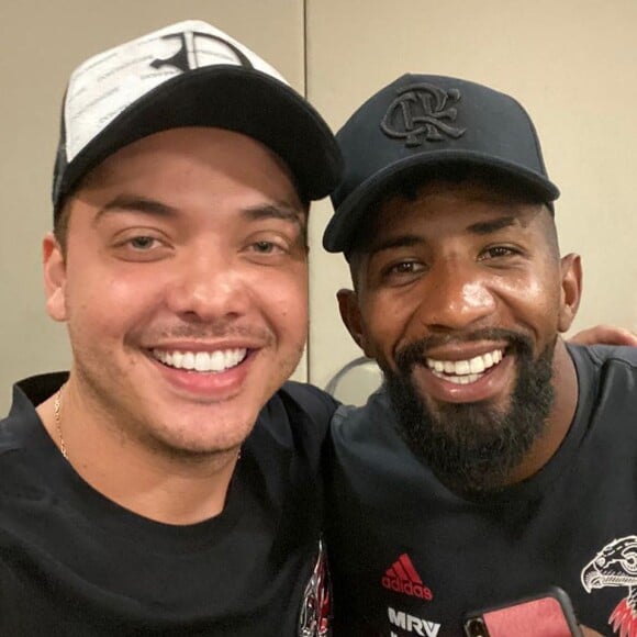 Wesley Safadão posou com Rodinei, que atua como lateral-direito do Flamengo