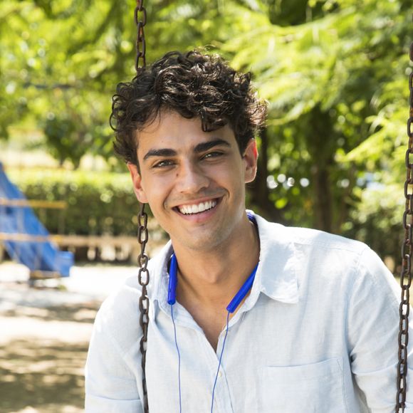 Pedro Alves destaca importância do seu Guga na novela 'Malhação: Toda Forma de Amar': 'Chamar a família pra conversar diante da TV para que todos consigam se entender e conviver com suas diferenças'