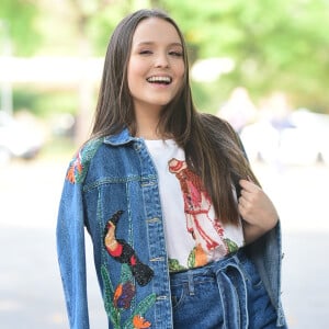 Larissa Manoela prestigiou o desfile da Patbo, no São Paulo Fashion Week