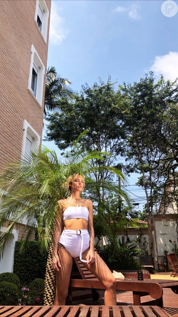 Noiva de Kaká, Carol Dias faz foto com biquíni tomara que caia e hot pant nesta quinta-feira, dia 17 de outubro de 2019