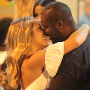 Rafael Zulu está namorando a musa fitness Aline Becker em restaurante do Rio de Janeiro