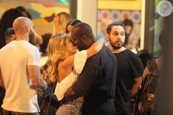 Rafael Zulu está namorando a musa fitness Aline Becker em restaurante do Rio de Janeiro