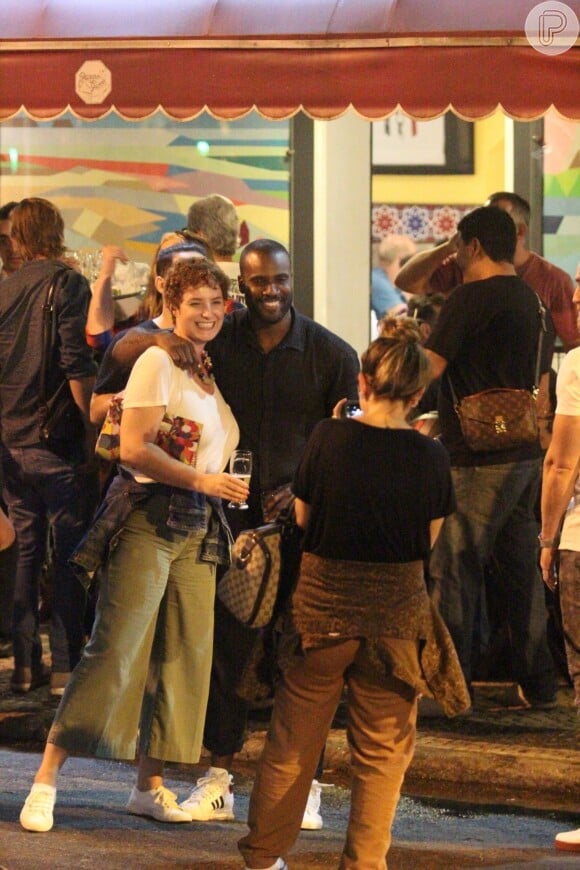 Rafael Zulu é abordado por fãs e faz selfie em bar carioca