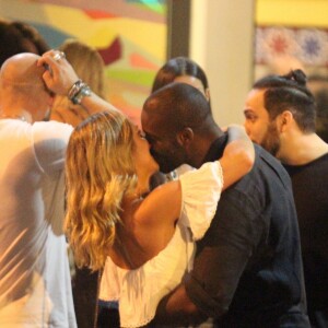 Rafael Zulu troca beijos com nova namorada em restaurante