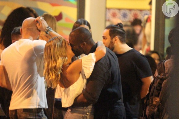 Rafael Zulu troca beijos com nova namorada em restaurante