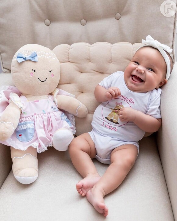 Manuella, filha de Ticiane Pinheiro e César Tralli, apareceu sorridente em foto da mãe: 'Felicidade'