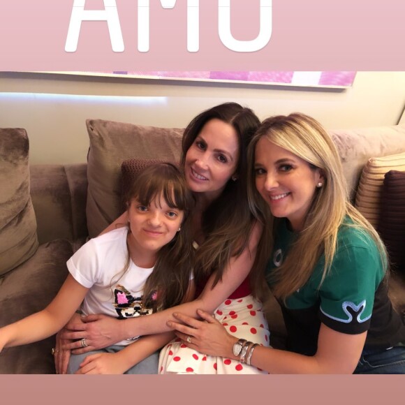 Ticiane Pinheiro mostrou que a filha mais velha, Rafaella, aparecia de mãos dadas com a irmã mais nova