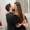 Luciano Camargo trocou beijos com a mulher, Flávia Fonseca, em bastidor de show
