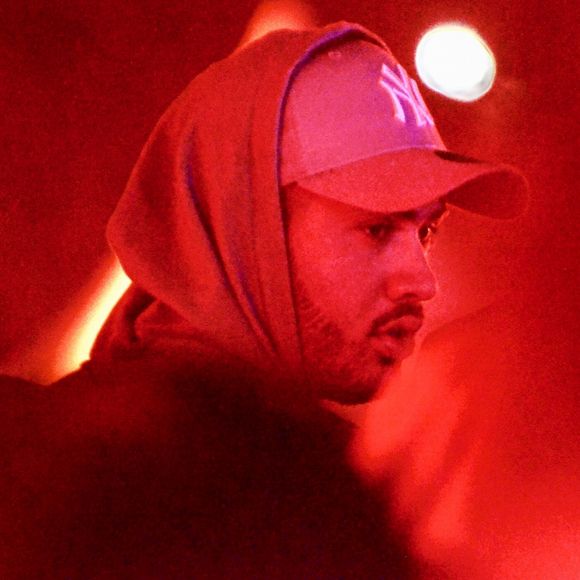 Kevinho foi de casaco com capuz e boné para show