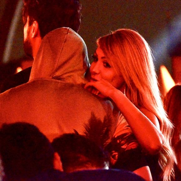 Kevinho é flagrado com loira em camarote de show