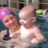 Sabrina Sato mostrou a primeira aula de natação da filha, Zoe, e se encantou: 'Claro que vieram a mamãe e papai! Está gostando, filha?'