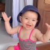 Filha de Sabrina Sato e Duda Nagle, Zoe, de 10 meses se divertiu na primeira aula de natação