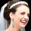 Casamento na realeza! Princesa Olympia usa coque com detalhes estilizados e coroa pequena