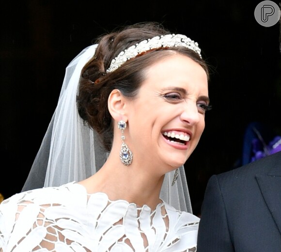 Casamento na realeza! Princesa Olympia usa coque com detalhes estilizados e coroa pequena