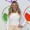 Look trendy da jornalista Bárbara Coelho: calça clochard com blusa de manga branca