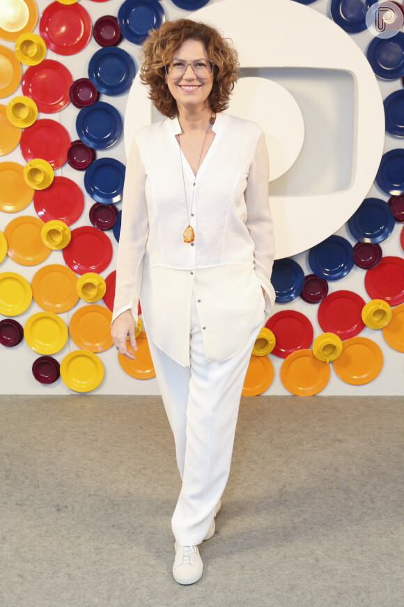 A elegãncia de Patricia Pillar com um conjunto branco de calça e camisa de botão