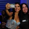 Marina Rios é tietada e faz selfie em evento de moda