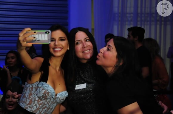 Marina Rios é tietada e faz selfie em evento de moda