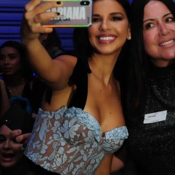 Marina Rios é tietada e faz selfie em evento de moda