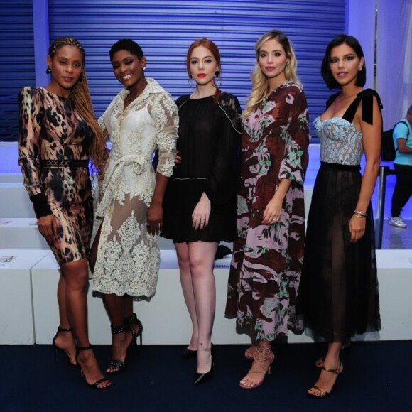 Carol Dias posou com Aline Wirley, Erika Januza, Bia Arantes e Mariana Rios em evento