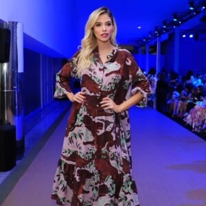 Carol Dias usou vestido assinado por Lethicia Bronsein para assitir desfile da estilista