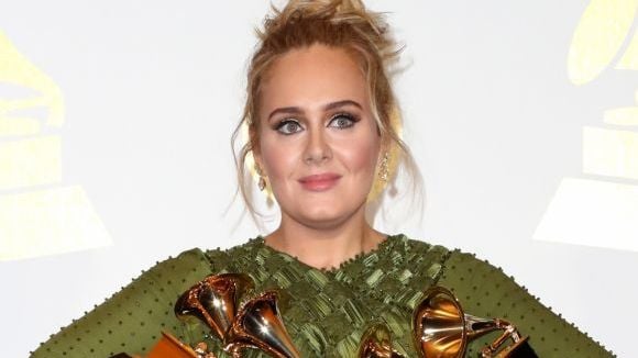 Adele, com nova silhueta em aniversário de Drake, chama atenção em fotos. Veja!