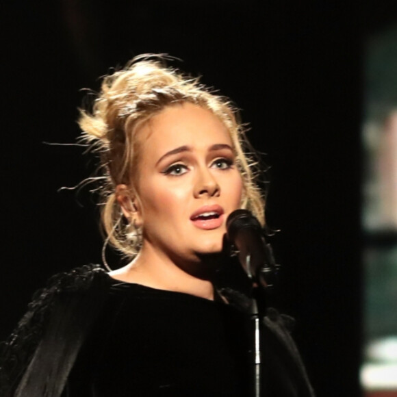 Adele reaparece na festa do cantor americano Drake e corpo magro surpreende fãs