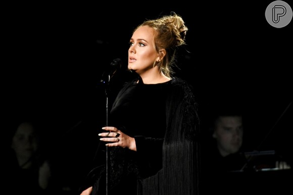 Adele não é muito adepta de holofotes e surpreendeu com sua aparição mais recente