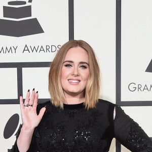 Adele apostou em um vestido preto de veludo para o aniversário de Drake