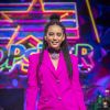 'Popstar': Tais Araújo aposta em terno monocromático rosa e maxicolar para estreia do programa