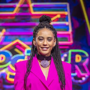 'Popstar': Tais Araújo aposta em terno monocromático rosa e maxicolar para estreia do programa