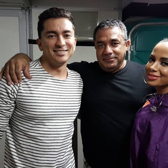 Anitta e o irmão, Renan Machado, descobriram ter um novo irmão por parte de pai