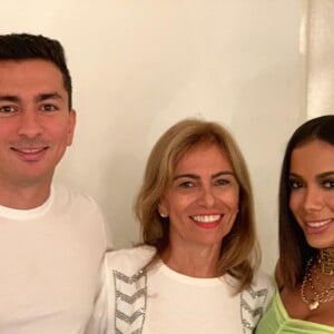 Anitta e Renan Machado são irmãos por parte de pai e mãe