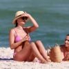 A atriz Isis Valverde conversa com amiga em dia de praia na Barra da Tijuca