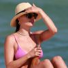 A atriz Isis Valverde escolheu um biquíni rosa e acessórios cheios de personalidade para o dia de praia no Rio de Janeiro nesta terça-feira, dia 29 de outubro de 2019