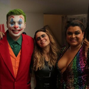 Preta Gil e Carolina Dieckmann prestigiaram Leo Fuchs, fantasiado de Coringa, em sua festa de aniversário