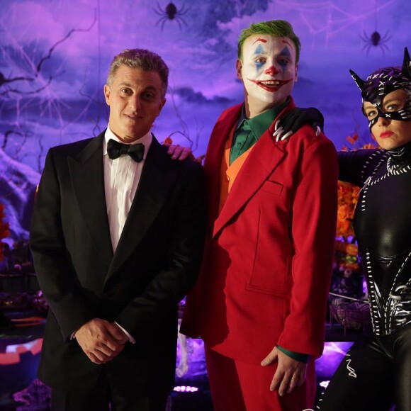 Angélica e Luciano Huck usaram fantasia de 007 e Mulher-Gato no aniversário de Leo Fuchs