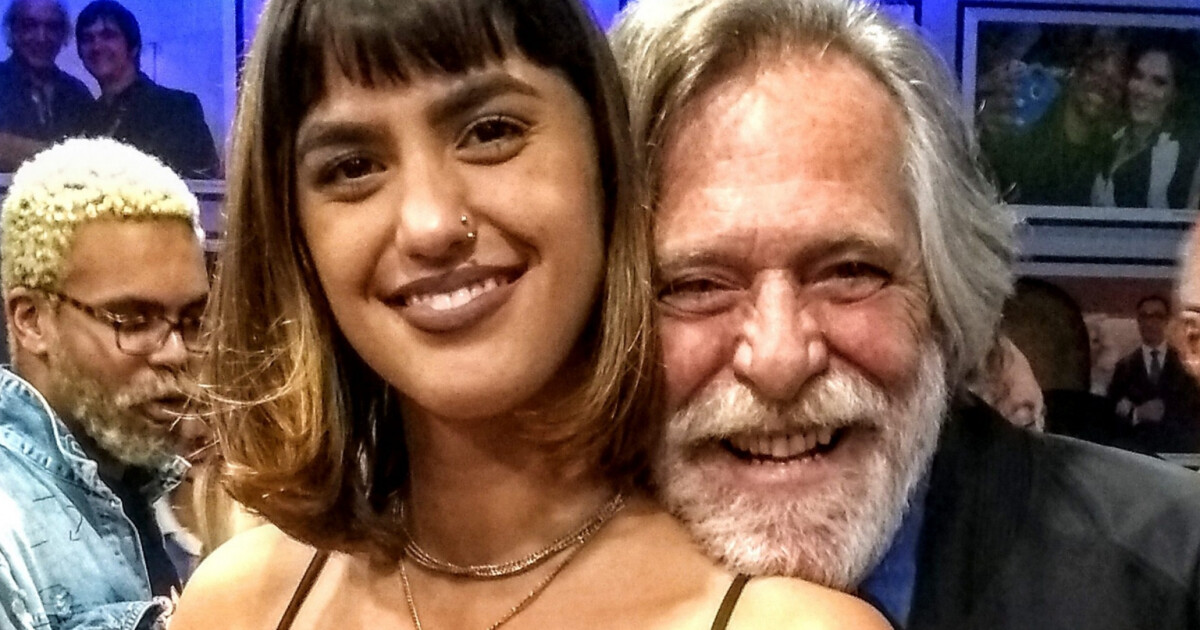 Namorada de José de Abreu, Carol Junger posta foto de biquíni ...