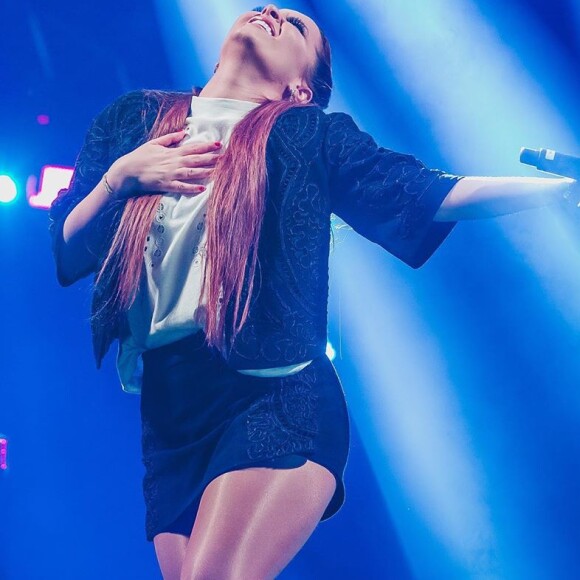 Maiara, da dupla com Maraisa, vem apostando em looks mais curtos para os shows