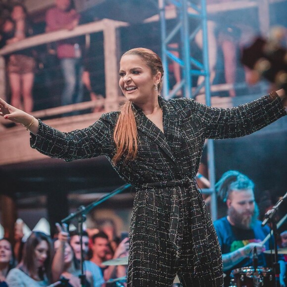 Maiara, da dupla com Maraisa, vem apostando em looks com cintura marcada para shows