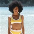 Biquíni verão 2020: modelo retrô na cor amarela tem cintura alta e detalhes em branco